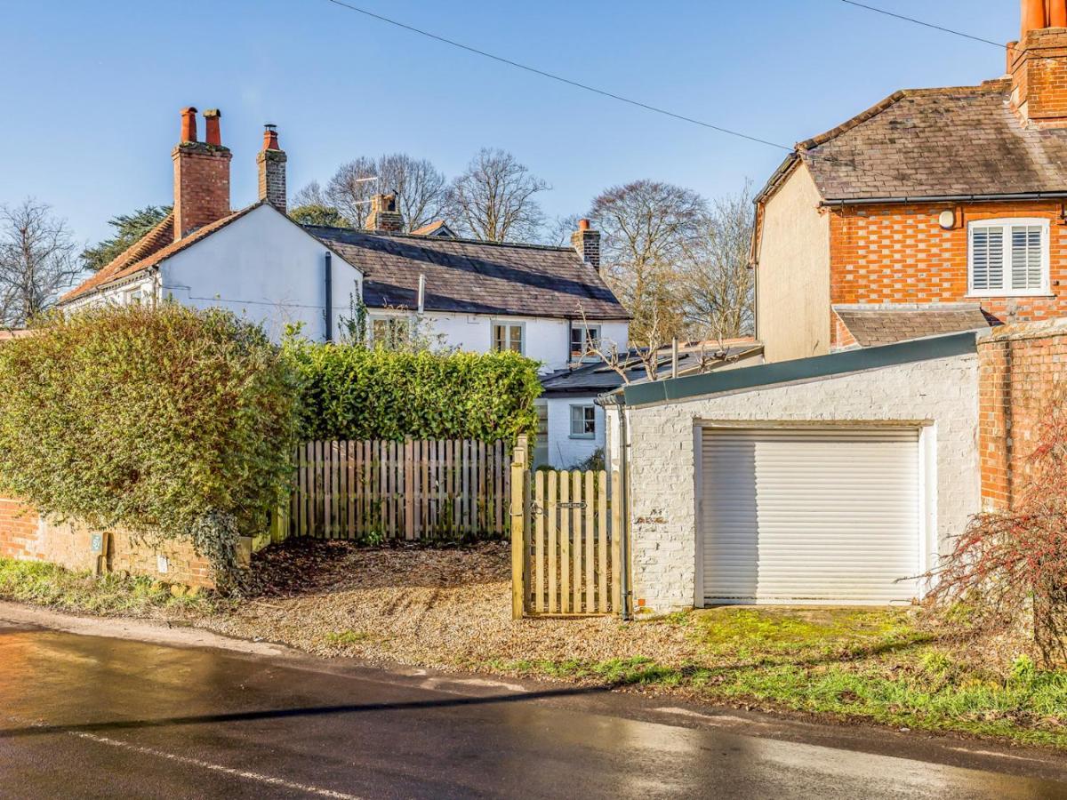 Pass The Keys Charming Downland Cottage チチェスター エクステリア 写真